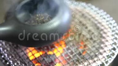 在Earthen炭炉上用陶器烤盘烤<strong>绿茶</strong>。 烤<strong>绿茶</strong>